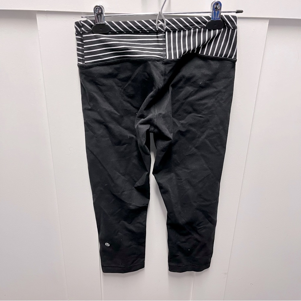 ⬇️$38 Lululemon reversible black striped capris leggings size 6‎